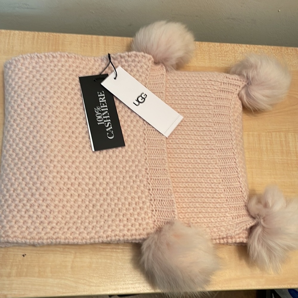 UGG Aislinn 100% Cashmere Honeycomb Knit Pink Scarf w/Shearling Pompoms - 64x9 - Picture 3 of 6